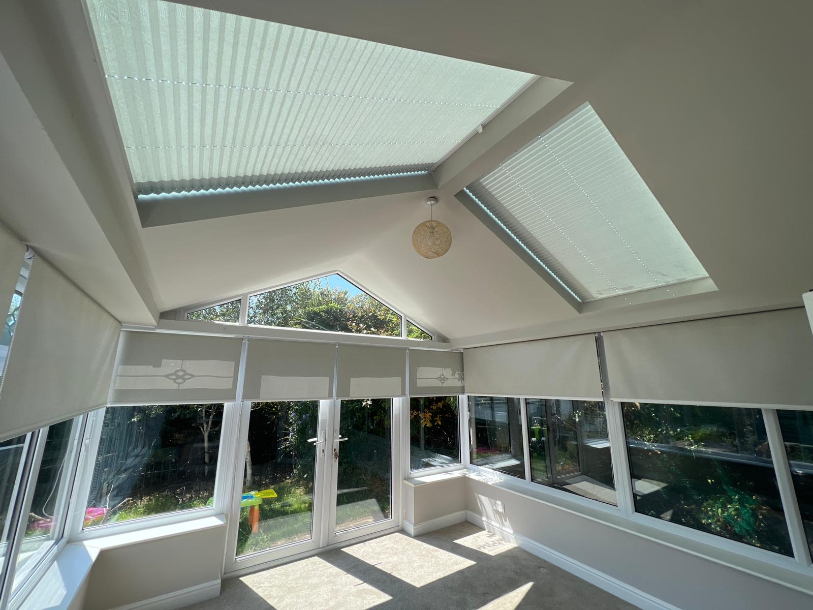 Solar-R Roller side blinds in extension